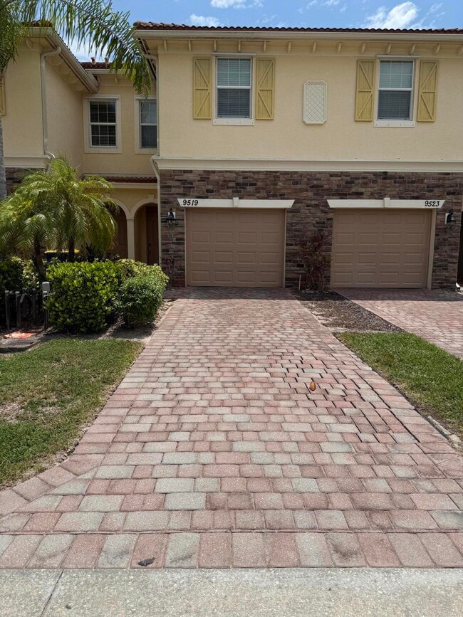 Building Photo - 9519 SW Merlin Ct