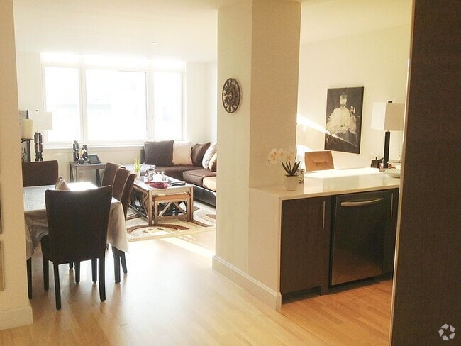 Building Photo - "Chic 1-Bedroom Apartment with Hardwood Fl... Unit 8C