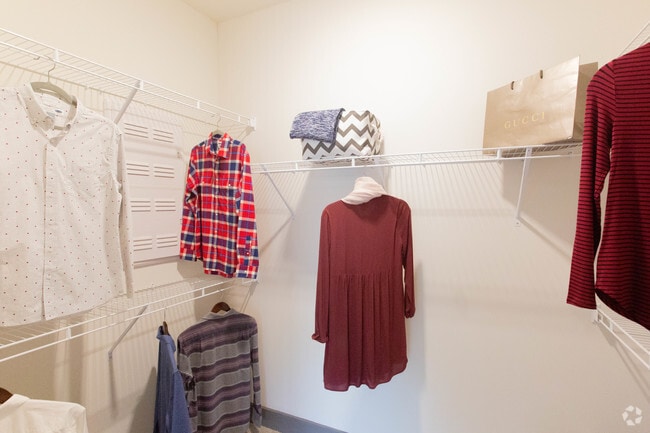2BR, 2BA - 1,155 SF - Walk In Closet