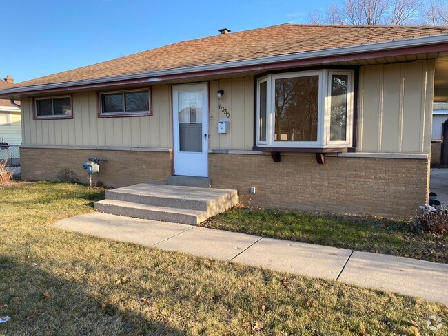 Building Photo - Beautiful 3 Bedroom Single Family Home! Wi...