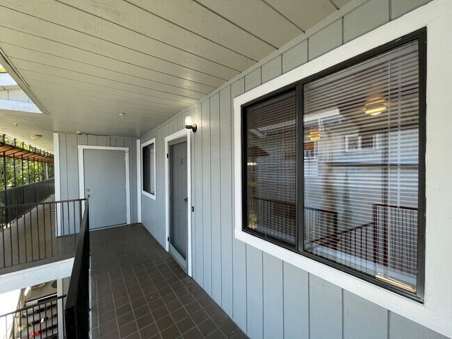 Building Photo - A bright and clean 2-bed, 1-bath apartment located in the convenient and vibrant Laurel District. Unit Apt 8