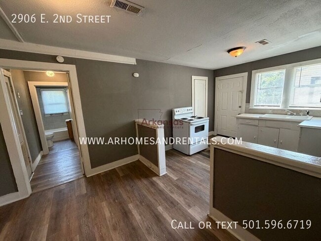 Photo - 2906 E 2nd St