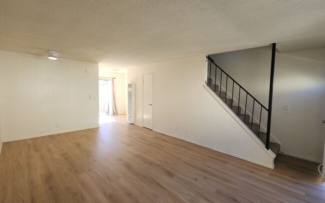 Photo - 147 Sespe Ave Unidad B