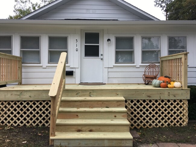 Front porch. - 310 W Wilson St Rental