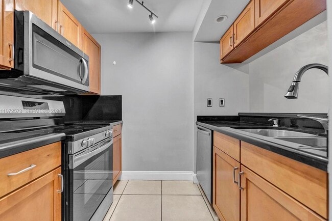 Photo - 15575 Miami Lakeway N Unidad 305