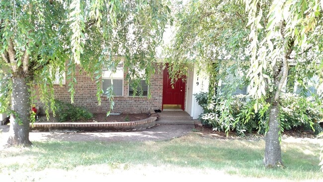 Building Photo - 3 Bedroom, 2 Bath House in Dundee- Great L...