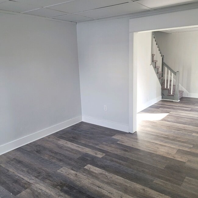 Completely remodeled TWO BEDROOM Twin House House Rental in