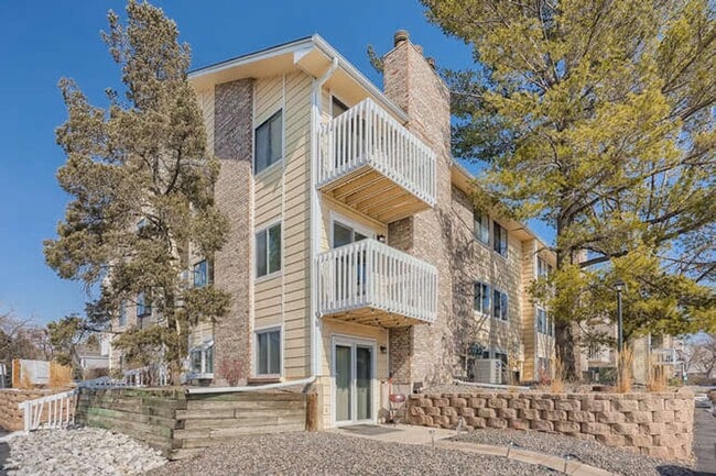 Building Photo - Beautiful 2 Bedroom- 2 Bath Condo (2nd flo... Unit 204