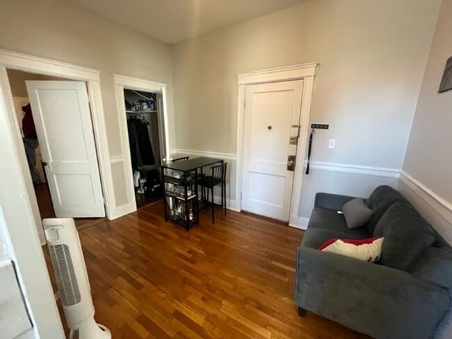 Building Photo - 2BR 1Bth unit. Heat/Hot Water included. Great location!