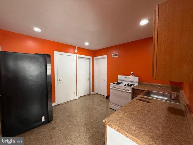 Photo - 6842 Fait Ave