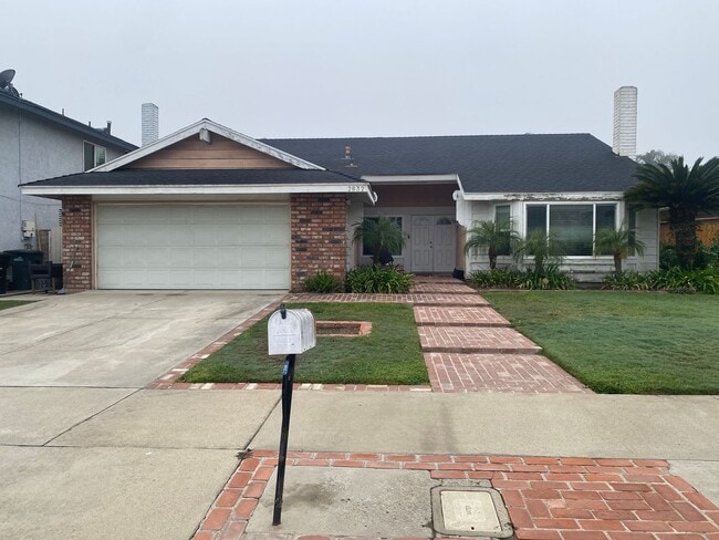 Building Photo - Pool Home in Ontario with Three Bedrooms