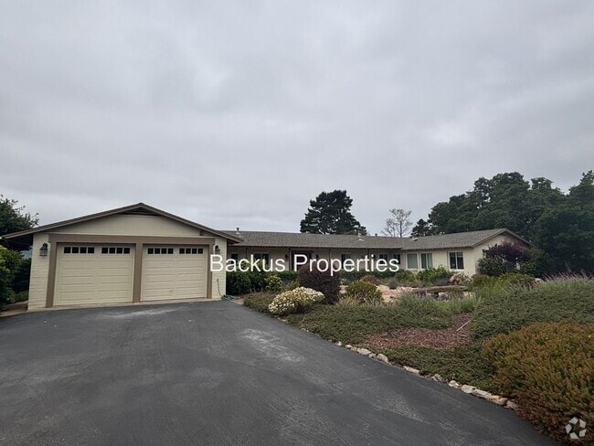 Building Photo - Stunning three bedroom home in picturesque...
