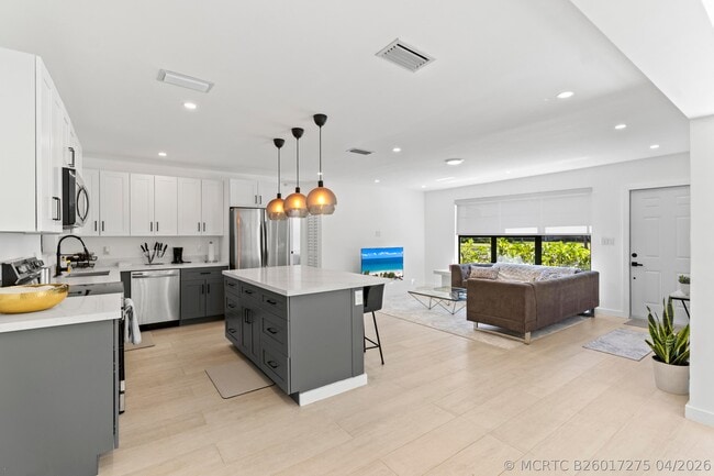 Photo - 235 NE 20th St