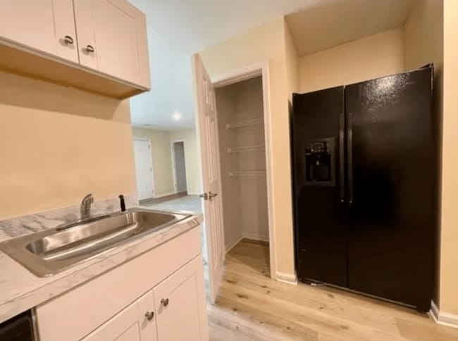 Collins Vineyard Townhomes I Black Appliances - Collins Vineyard | Townhome Living in Grif...