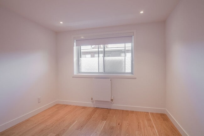 Photo - 4590 Chemin Queen Mary Unit 404