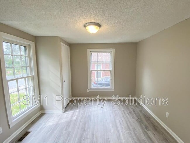 Photo - 915 Willow Rd