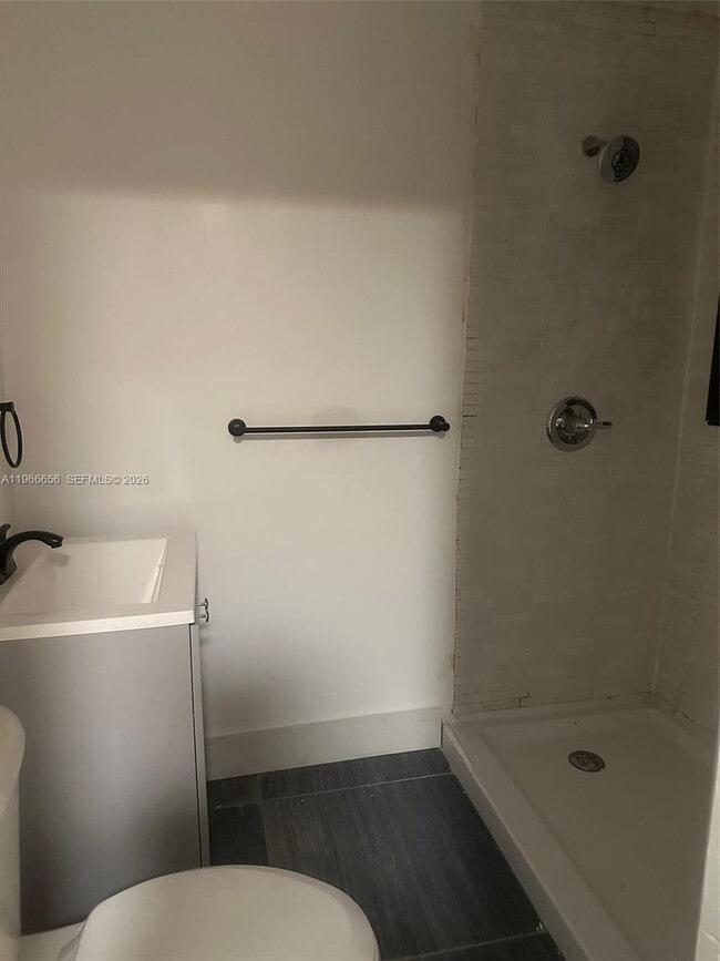 Photo - 1275 W 31st St