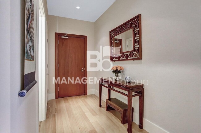 Photo - The Metropolitan- Luxury Living in the Heart of the Pearl District. Breathtaking Views! Unidad #412