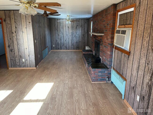 Photo - 215 Karsey St