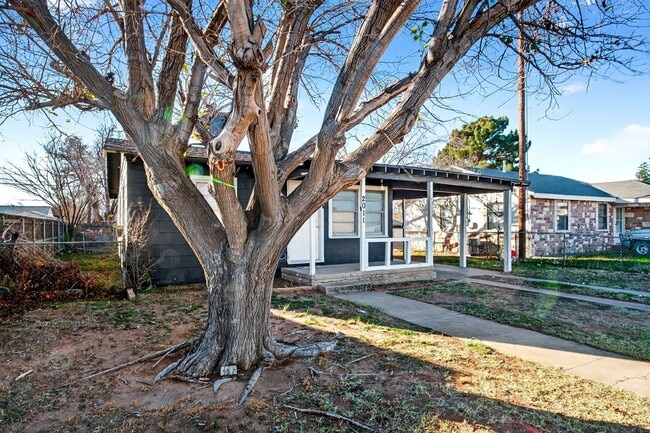 Photo - 2011 W 16th St