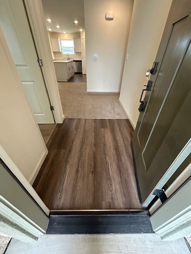 Photo - ** MOVE IN SPECIAL- $300 OFF FIRST 3 MONTHS***