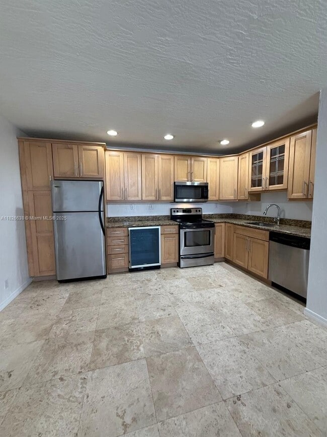Building Photo - 530 NE 15th Ct Unit 6 Rental