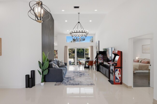 Photo - 12725 Kingsway Rd