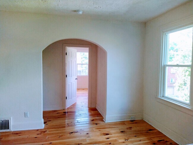 Photo - 615 Probasco St