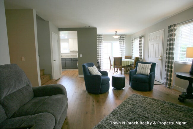 Photo - 3Br 2 1/2Ba, 2 Story Condo Avail May 1st short term lease