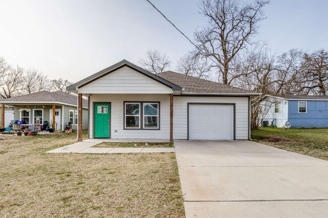 Building Photo - 3-Bed Home with Fenced Yard & Attached Garage in Sunny Side – Denison