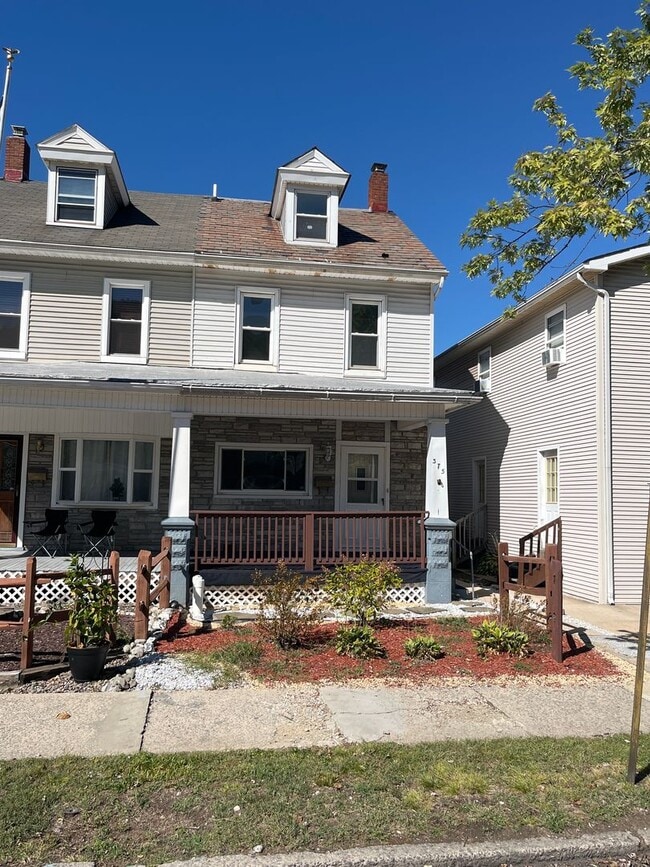 Building Photo - Move-in ready and well-maintained, this 4-...