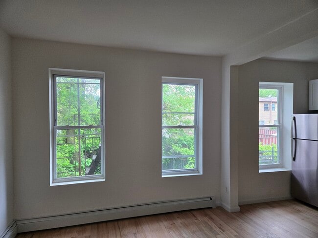 Building Photo - 488 Jerome St Unit 2