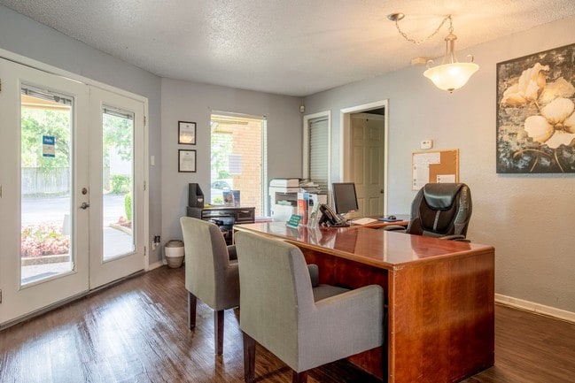 Photo - Greenbrier Park Apartments