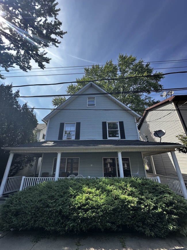 Building Photo - 1533 Ross Ave Unit 1533 Ross Ave