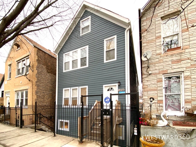 Building Photo - 1906 W 17th St Unit 1