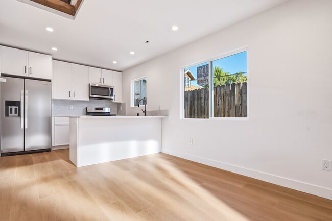 6844 Yolanda Ave
