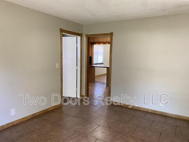 Photo - 429 E Hillcrest Ln