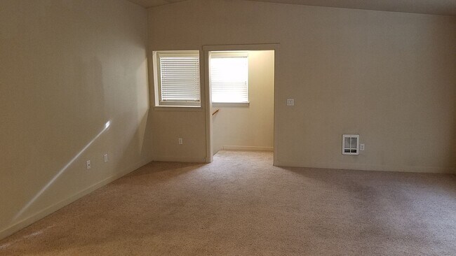 Photo - 1 Bed/1 Bath Unit with Garage - Near Old Mill District Unidad A