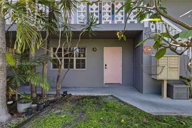 Building Photo - 400 SE 31st St Unit 1