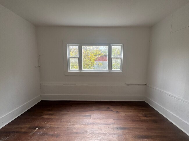 Building Photo - 213 Depeyster St Unit Apt #1 Downstairs