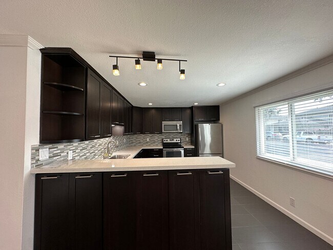 Photo - Updated 2 Bed / 1 Bath - Ground Floor Condo - Commuter-Friendly Location Unidad 1