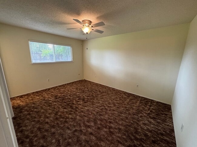 Photo - 566 Meadow Ln