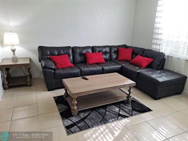 Photo - 705 SW 148th Ave Unidad 207 Rental