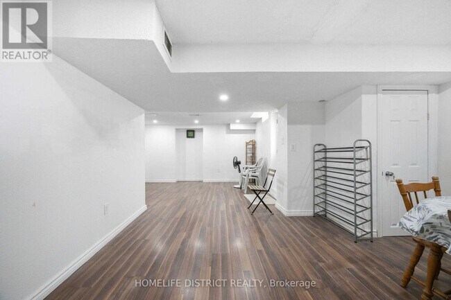 Photo - 579 Sheppard Ave