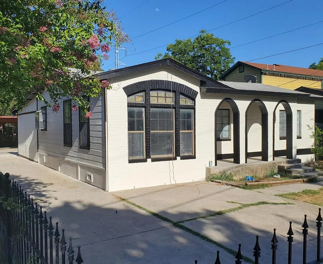 Building Photo - Room in House on Dahlgreen Ave