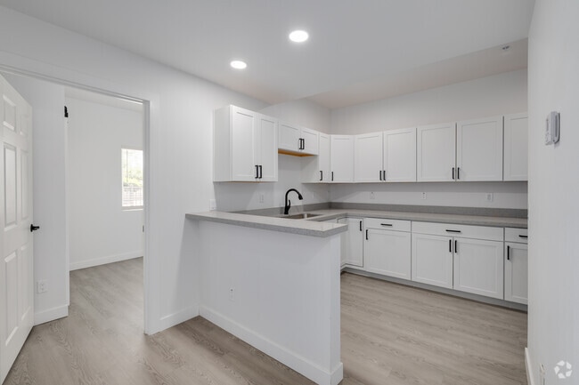 2BR, 1BA - 740SF - Kitchen