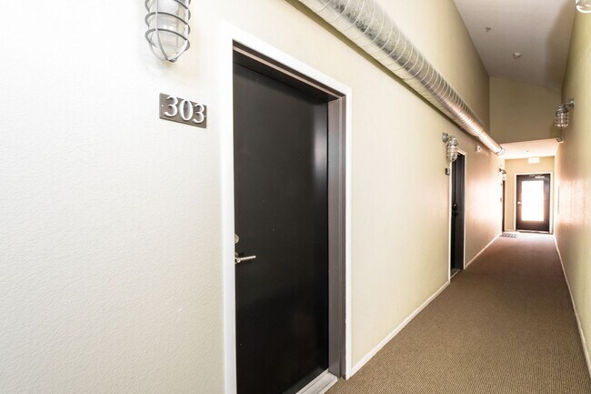 Photo - MOVE IN READY - NOVEMBER FREE - Top Level ...