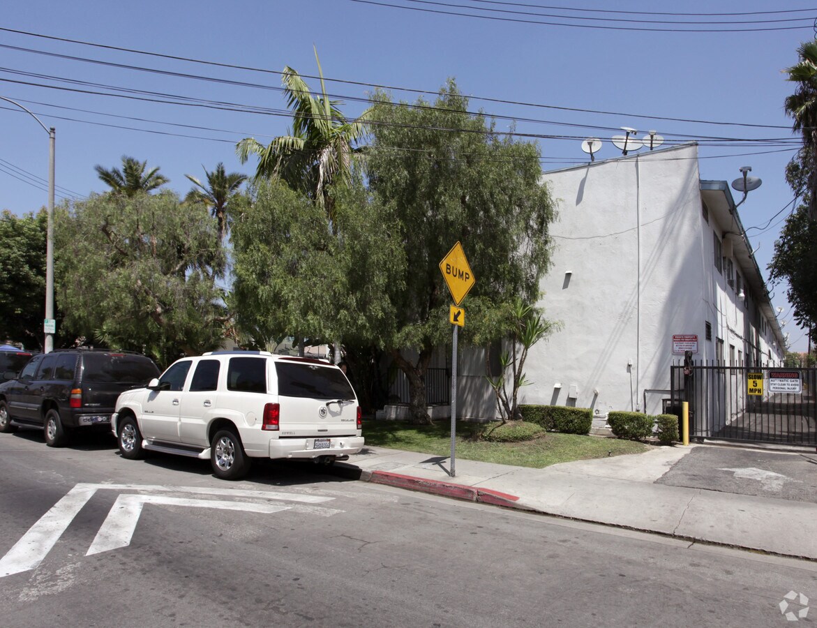 Photo - Navajo Apartments