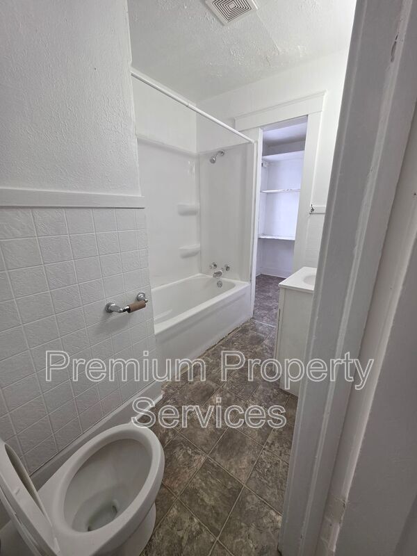 Photo - 402 S Gardiner Ave