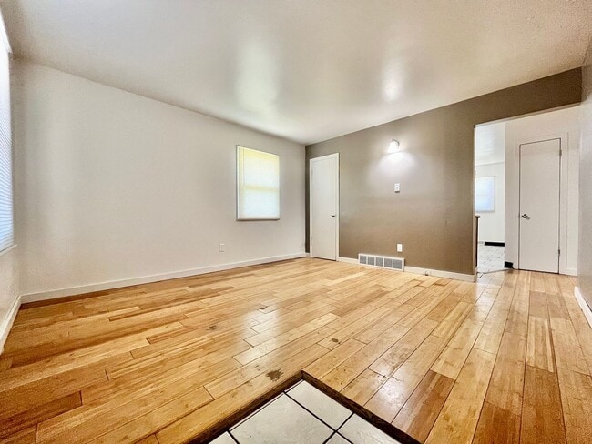 Photo - Kalamazoo AVE SE 5651-5653 Unit 5651